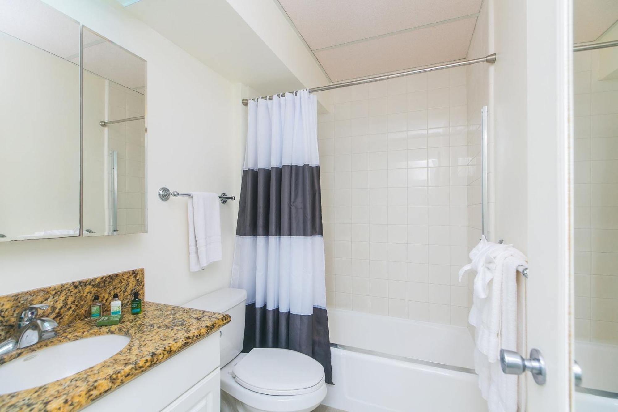 Ilikai Marina View With Fully Equipped Kitchens & Free Wifi *